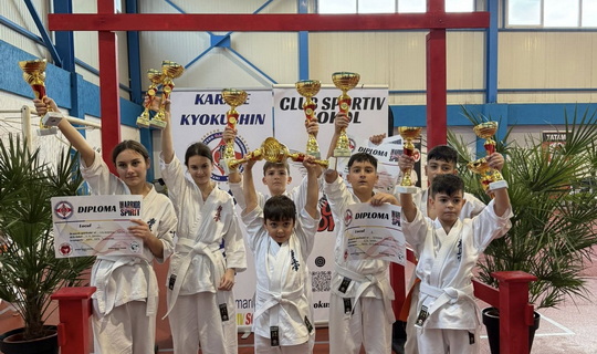 Secția Karate Kyokushin a Clubului Sportiv Sokol – copii și tineri în timpul antrenamentului